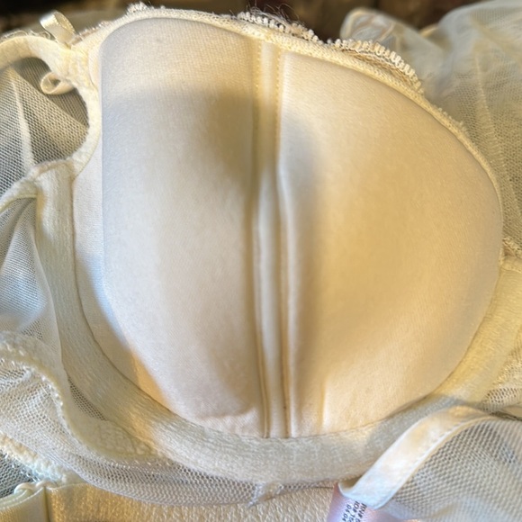 Victoria's Secret Cream Semi Sheer Padded Cup Open Front Lace Trim Cami Top 34B - Picture 15 of 16